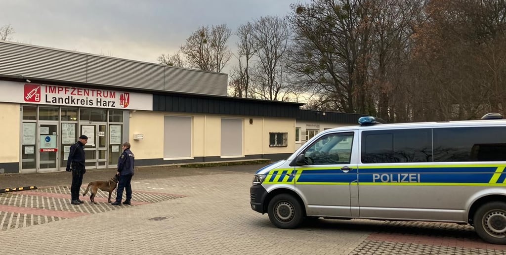 Spürhunde suchen im Impfzentrum Quedlinburg nach einer Bombe.