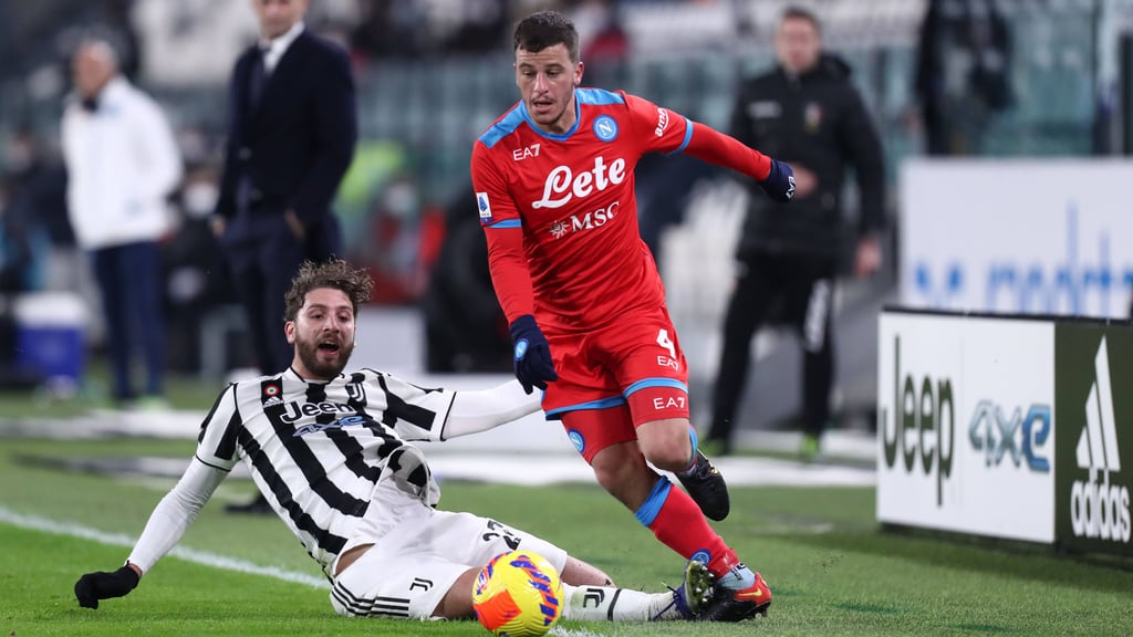 Diego Demme wird von Manuel Locatelli attackiert.