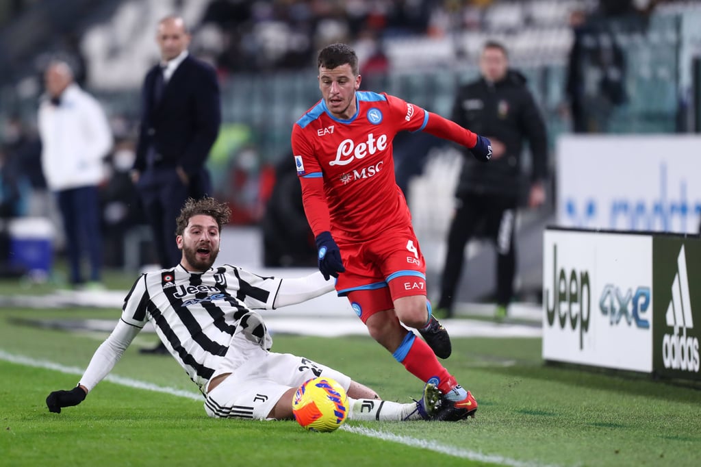 Diego Demme wird von Manuel Locatelli attackiert.