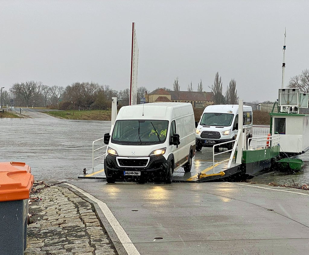Die Fähre Pretzsch-Mauken hat es aam Freitag bei bei Hochwasser schon schwer, anzulegen.