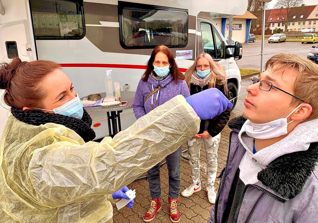 Anne Biermordt und ihr Team haben eine mobile Teststation auf dem Edeka-Parkplatz in Nienburg aufgebaut.