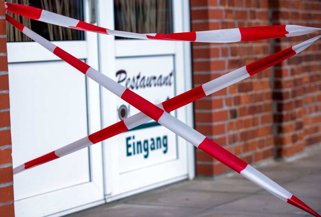 Mit rot-weißem Absperrband ist der Zugang zu einem Restaurant abgesperrt. +++ dpa-Bildfunk +++