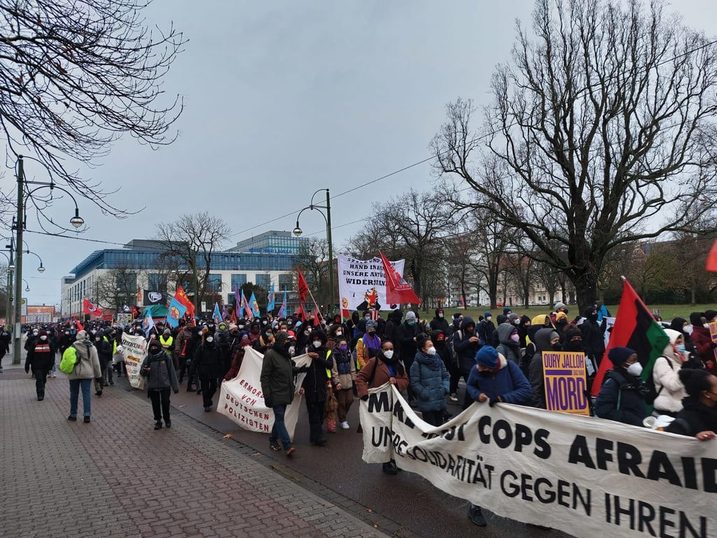 Der Demozug vor dem Anhaltischen Theater
