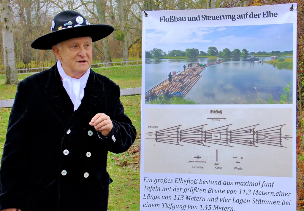Frank Thiel von der Flößergemeinschaft hat die Wanderroute entlang der Elbe mit entwickelt und weiß viel WIssenswertes über das Jahrhunderte alte Handwerk zu berichten.