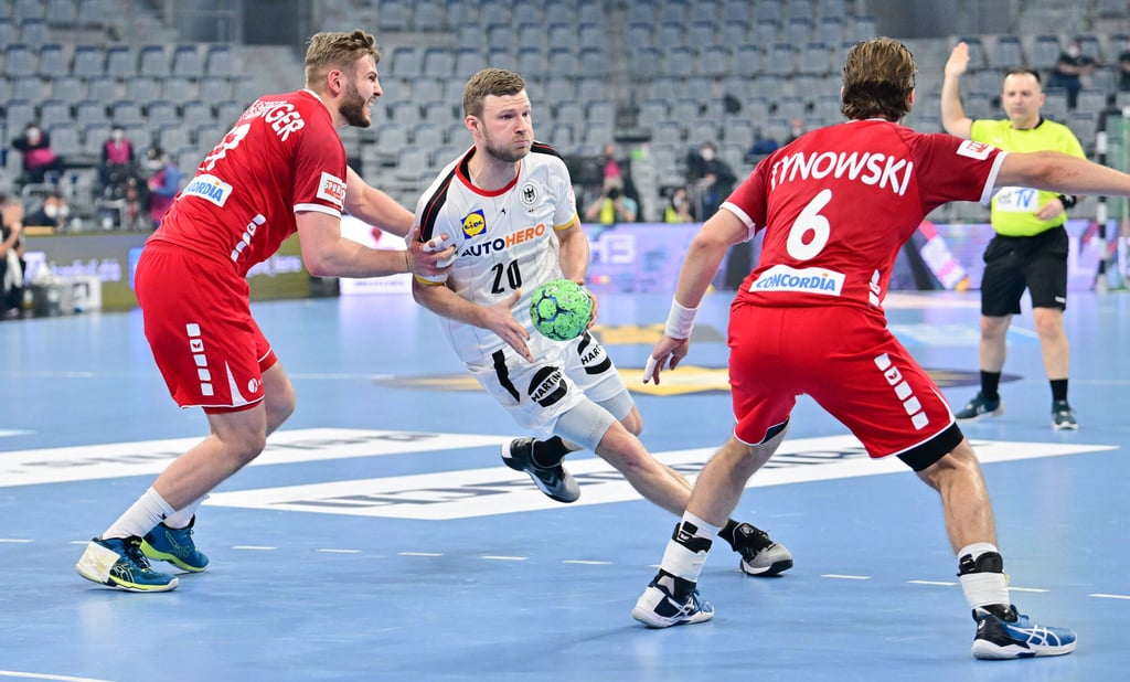 Philipp Weber (am Ball) hat sich mit den deutschen Handballern Selbstvertrauen für die EM geholt.