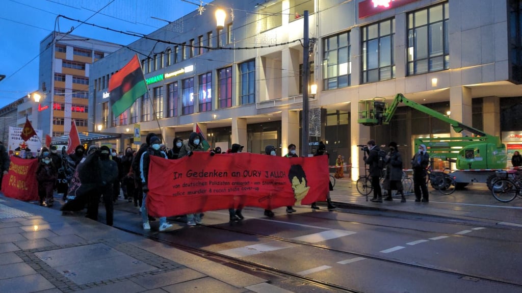Die Demo zieht über die Kavalierstraße