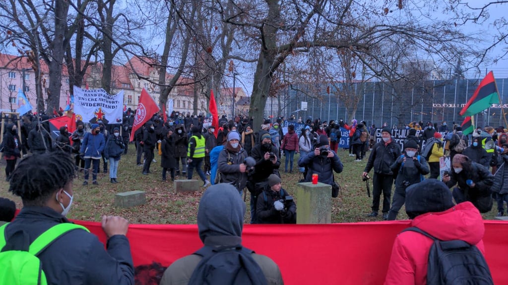 Die Demo ist im Stadtpark angekommen