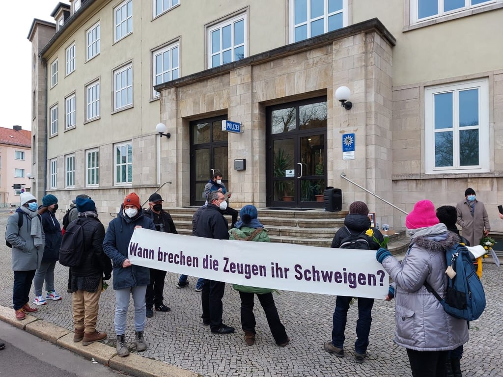 Proteste am Polizeirevier Dessau.