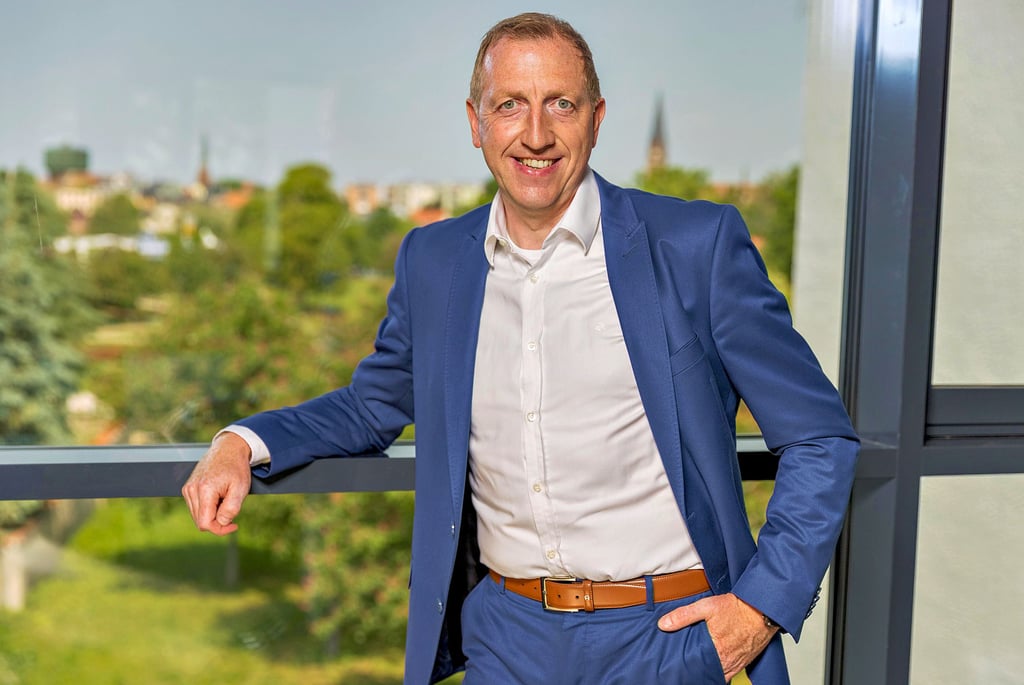 Seit 2015 ist Sven Wagner (SPD) Oberbürgermeister in Staßfurt. In den vergangenen Jahren hat er zusammen mit der Verwaltung Sanierungen und Neubauten von Kitas und Grundschulen angeschoben. Hier gab es aber auch Probleme, dafür wurde er immer wieder kritisiert.