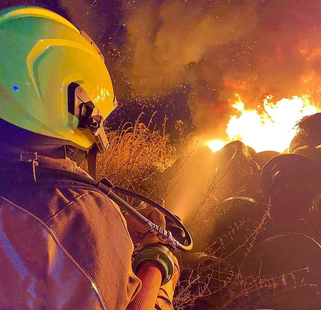 Mehr als fünf Stunden kämpften 50 Retter der Feuerwehren aus Könnern und Peißen gegen die Flammen auf einem Feld zwischen Golbitz und Hohenedlau.