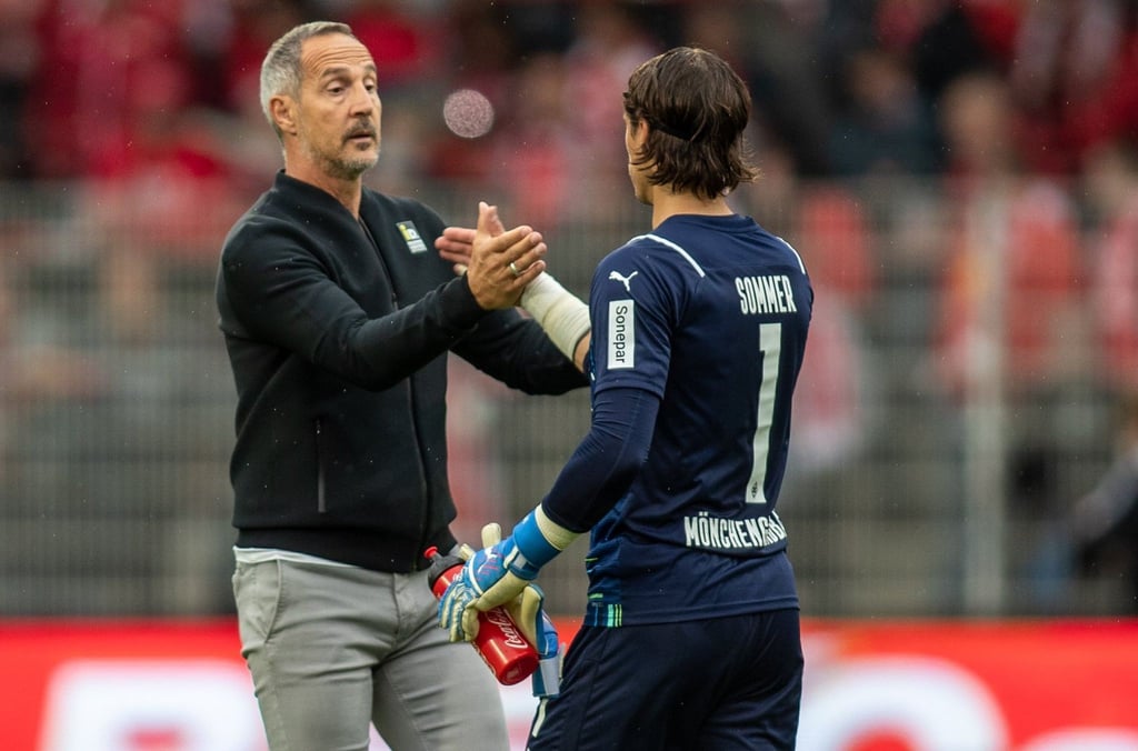 Gladbach-Trainer Adi Hütter hat in Torwart Yann Sommer (r) einen Fürsprecher.