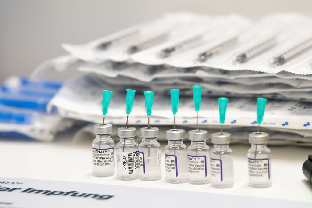 Corona-Impfspritzen warten darauf, aufgezogen zu werden.