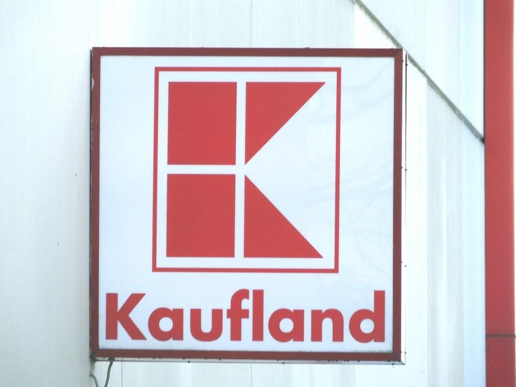 Schild an einem Warenhaus von Kaufland.