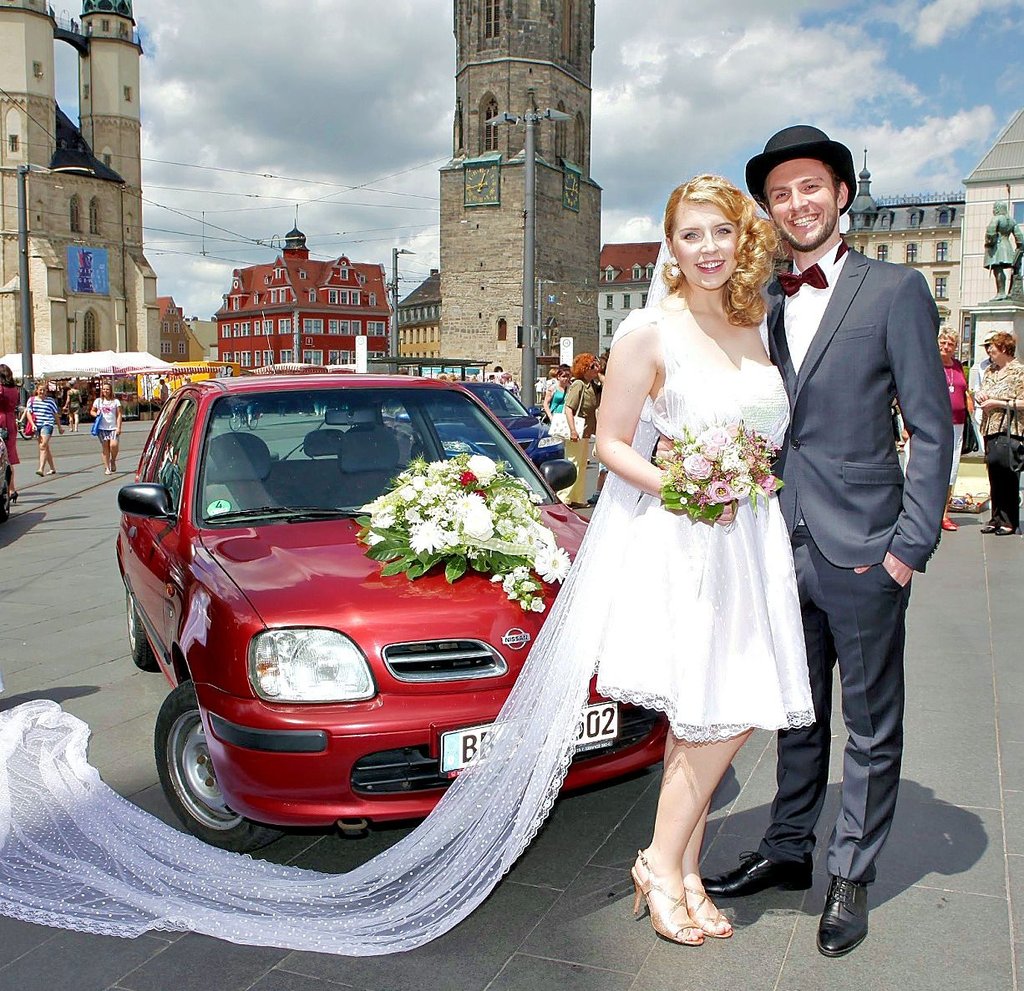 Hochzeit mit dem roten Nissan Micra - lesenswert