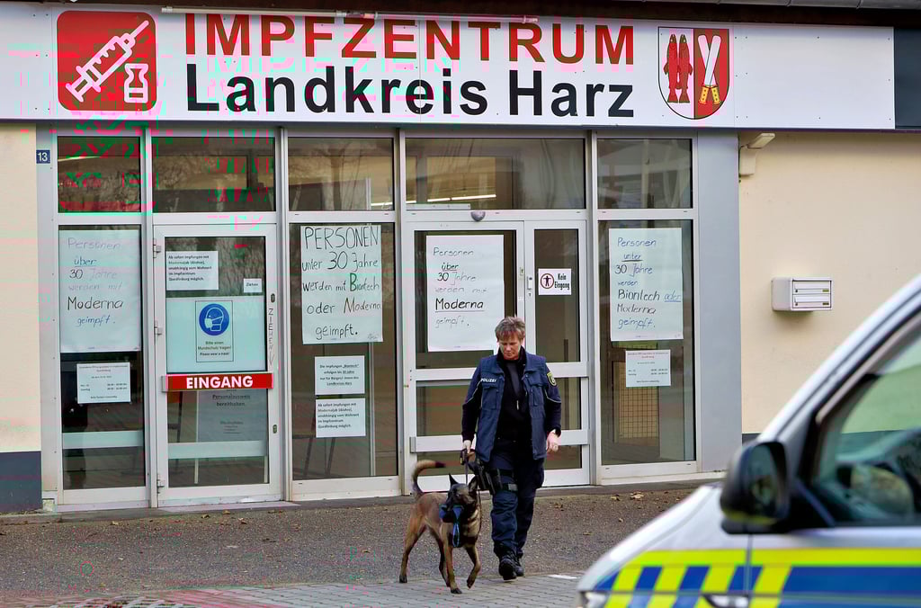 Das Impfzentrum in Quedlinburg wird von Polizisten mit Hilfe von Spürhunden nach der Bombe durchsucht.