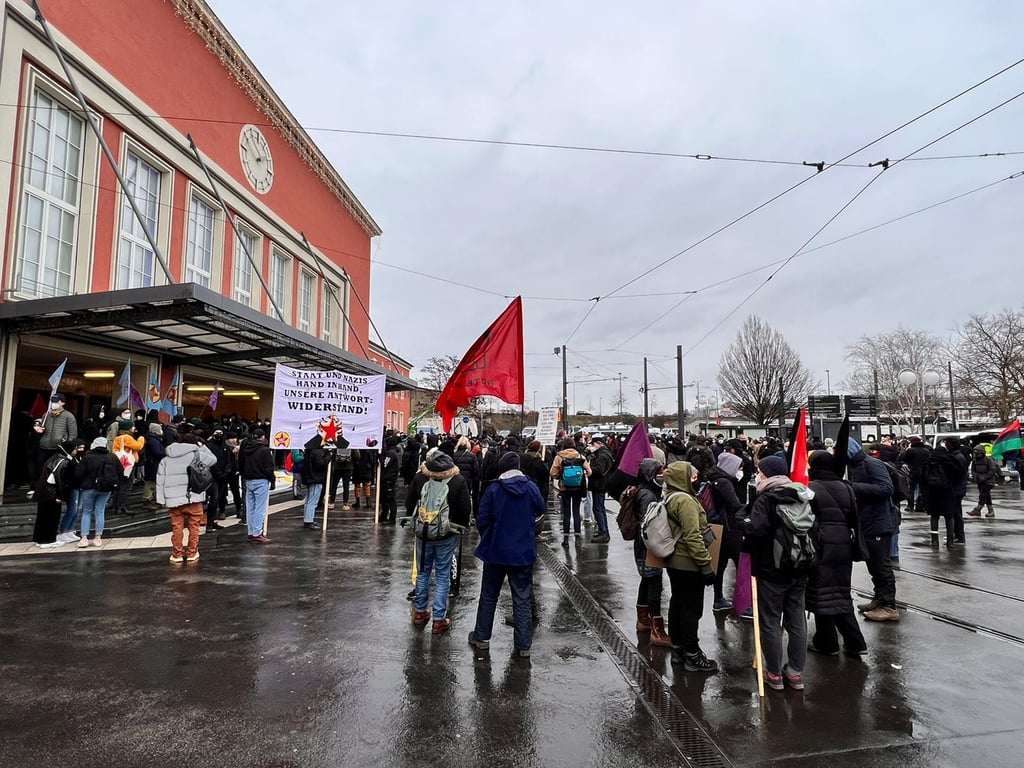Der Bahnhofsvorplatz füllt sich