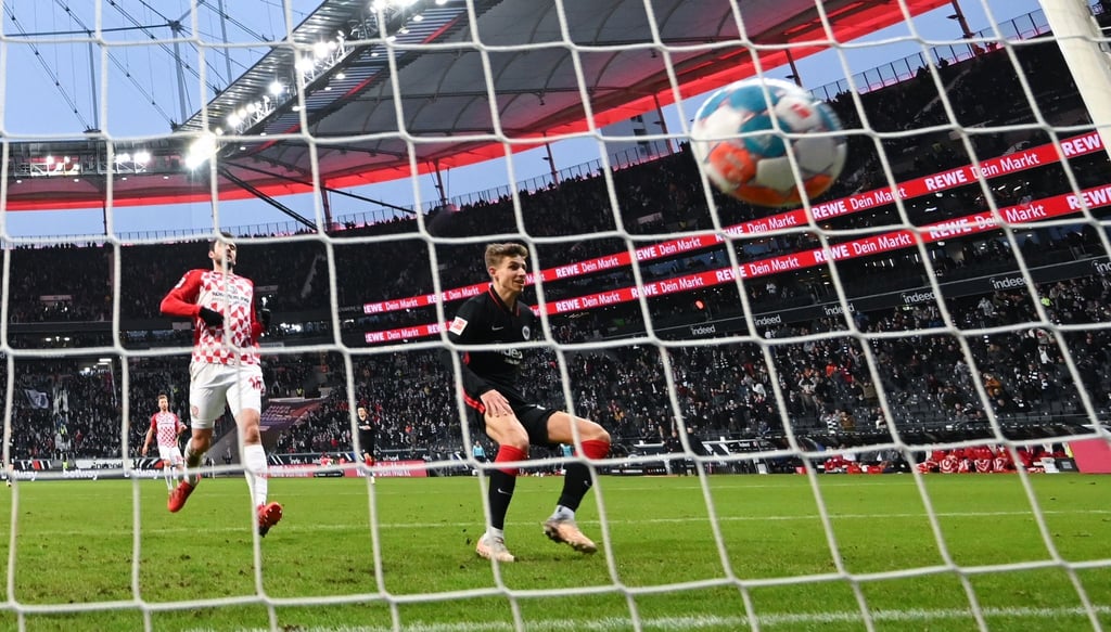 Frankfurts Jesper Lindström (r) erzielt das Tor zum 1:0. Der Mainzer Verteidiger Stefan Bell kann nicht mehr eingreifen.