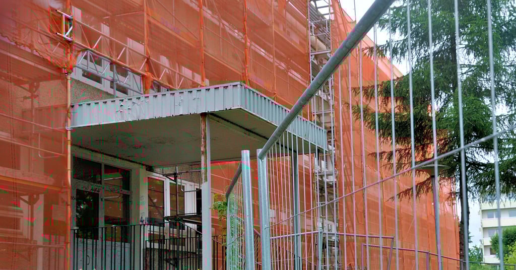 Blick auf die eingerüstete Fassade der Magdeburger Grundschule Fliederhof. Inzwischen konzentrieren sich die Arbeiten auf den Innenbereich des Gebäudes, das in den 1980er Jahren gebaut wurde.