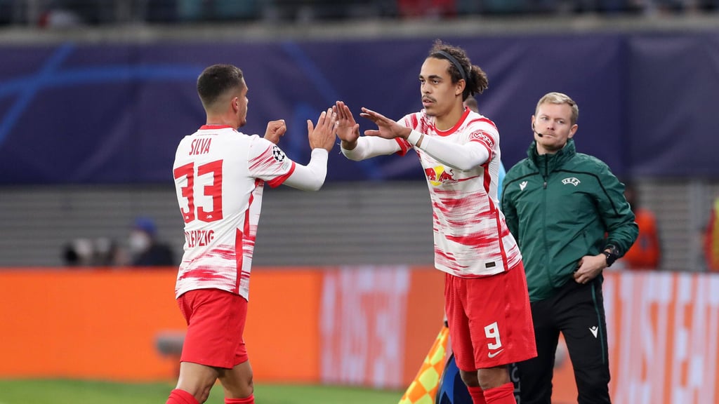 Seit langem Mal wieder zusammen auf dem Platz: Andre Silva (l.) und Yussuf Poulsen (Quelle: Imago/Picture Point LE)