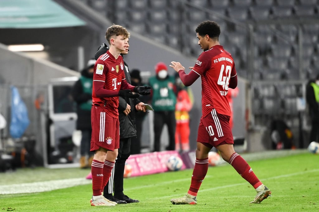 Bundesliga-Debüt: Der 16 Jahre alte Paul Wanner (l) kommt für Malik Tillman ins Spiel.