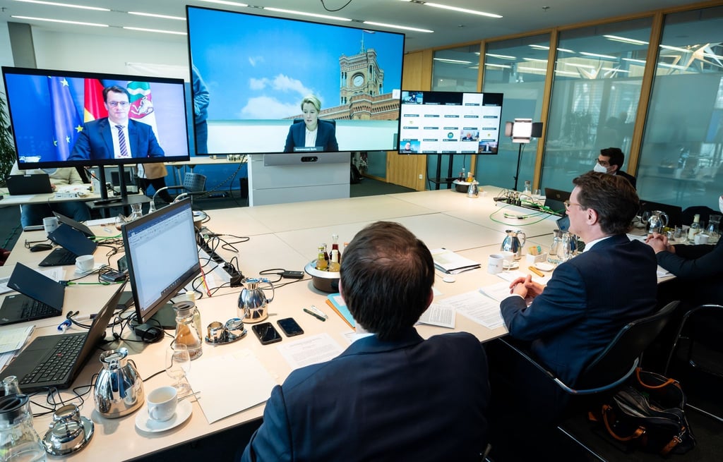 Vertreter von Bund und Ländern beraten in der Landesvertretung von Nordrhein-Westfalen und via Videokonferenz über neue Coronamaßnahmen in Deutschland.