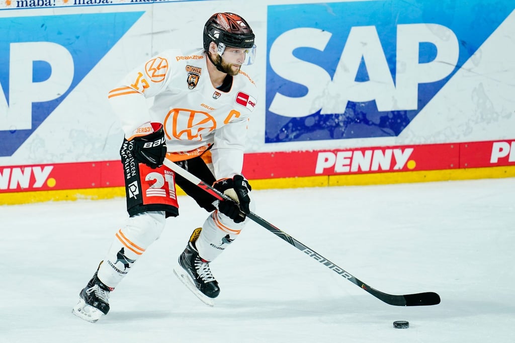 Hat sein 1100. Spiel der Deutschen Eishockey Liga absolviert: Sebastian Furchner von den Grizzlys Wolfsburg.