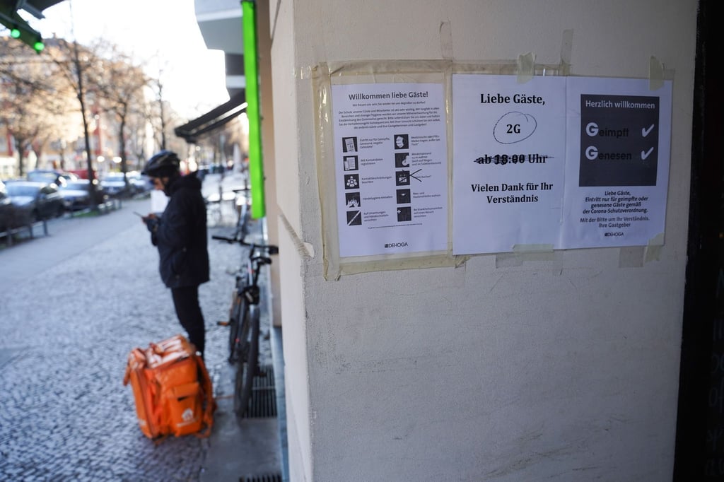 Ein Schild in Berlin weist Gäste auf die „2G“-Regel hin.