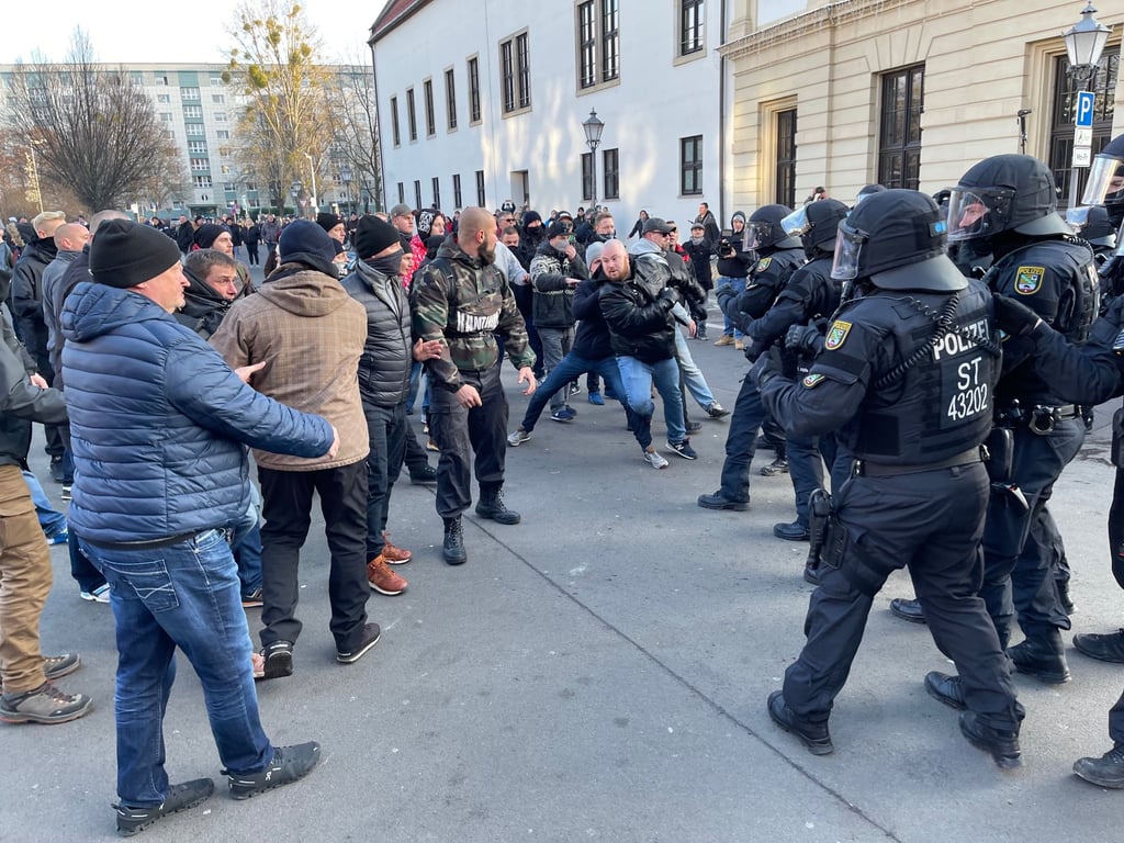 Einige Demonstranten versuchten die Polizeiblockade auf dem Alten Markt zu durchbrechen.