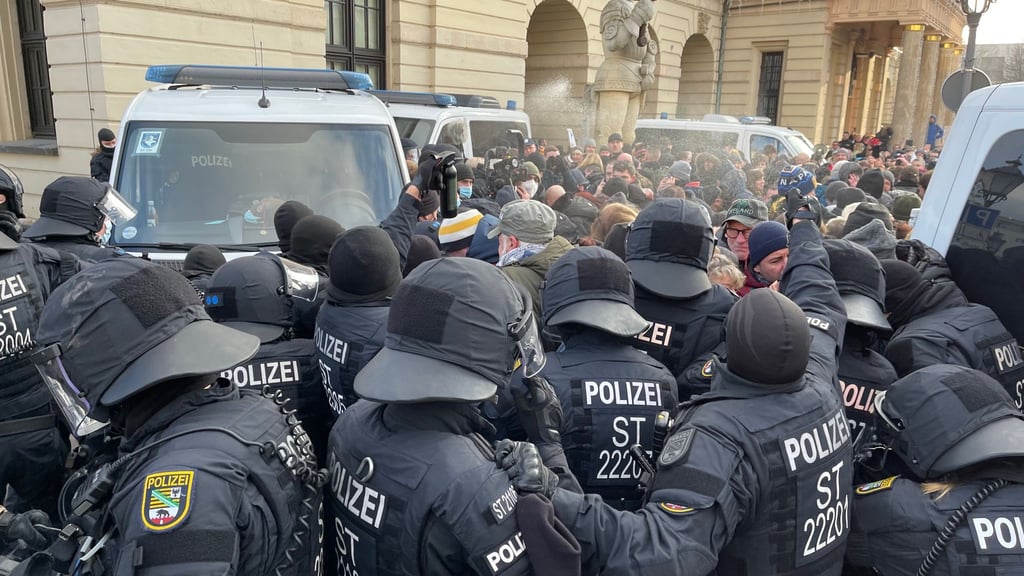 Zu Ausschreitungen, bei denen auch Pfefferspray eingesetzt wurde, kam es auf der Corona-Demo am 8. Januar 2022 in Magdeburg.