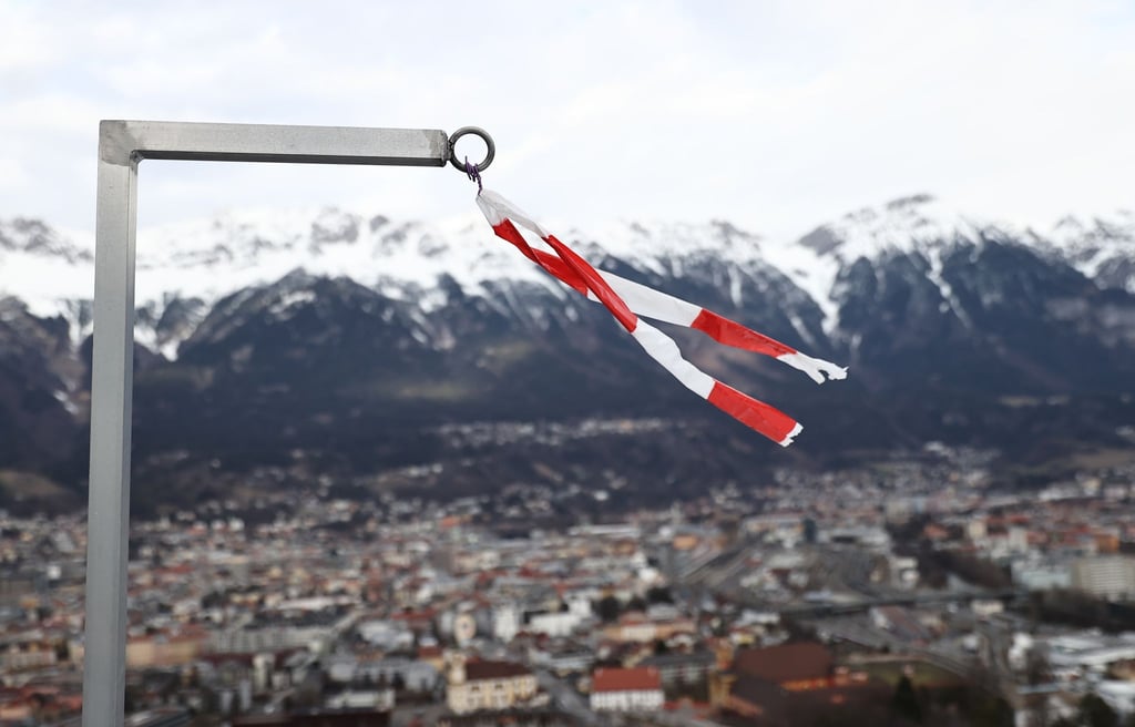 Eine Windfahne hängt zeigt an der Schanze am Bergisel die Windstärke an.