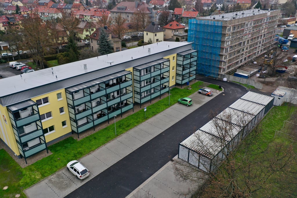 Blick auf den komplett umgebauten WGS-Wohnblock Gonnaufer 20-24 in der Sangerhäuser Nordsiedlung (links). Das benachbarte Haus Gonnaufer 20-30 (rechts) kommt in diesem Jahr an die Reihe. Die Arbeiten dort haben bereits begonnen.