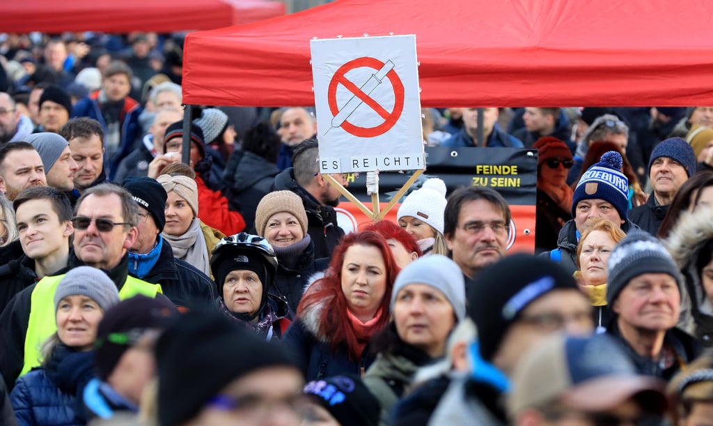Teilnehmer einer Versammlung protestieren mit Plakaten u.a. mit der Aufschrift "Es reicht" in der Innenstadt. Die Demonstranten gingen durch Magdeburg, um gegen die Maßnahmen, die das Land Sachsen-Anhalt zur Eindämmung des Coronavirus erlassen hat, mit einer «Friedenswanderung» zu protestieren.