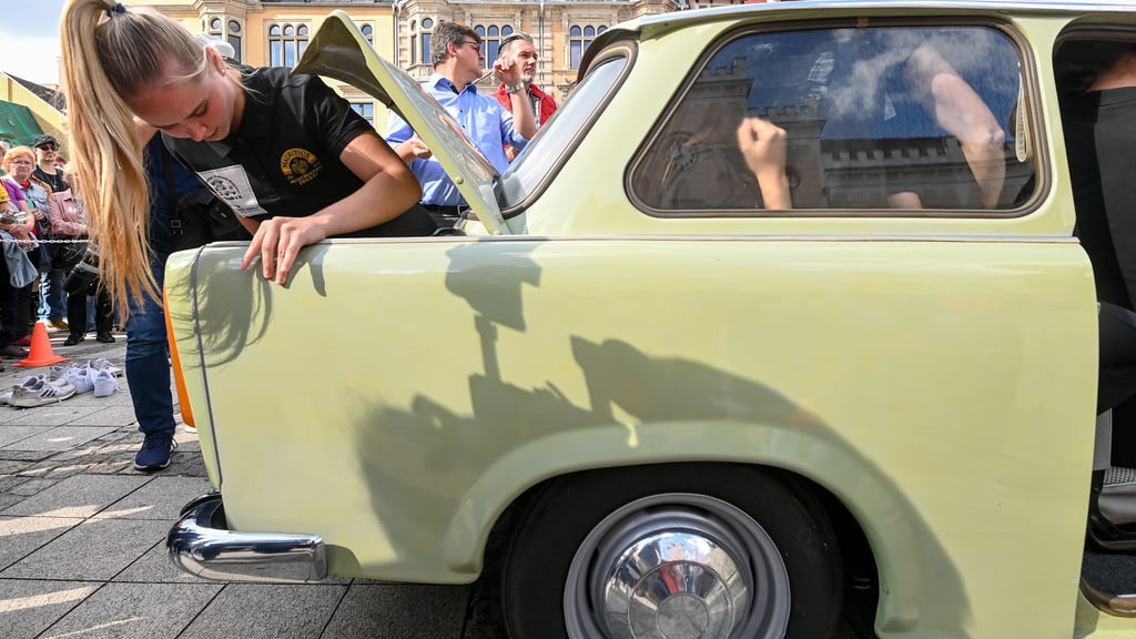 20 Frauen im Trabi Zwickau will ins Buch der Weltrekorde