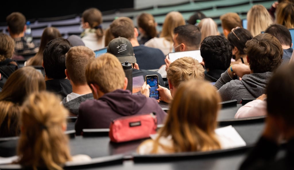 Studierende während einer Vorlesung: Das Deutsche Studentenwerk fordert, dass Hochschulen so lange offen bleiben müssen, wie möglich.
