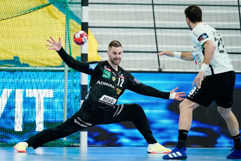 Torwart Andreas Palicka (l) verlässt die Rhein-Neckar Löwen.