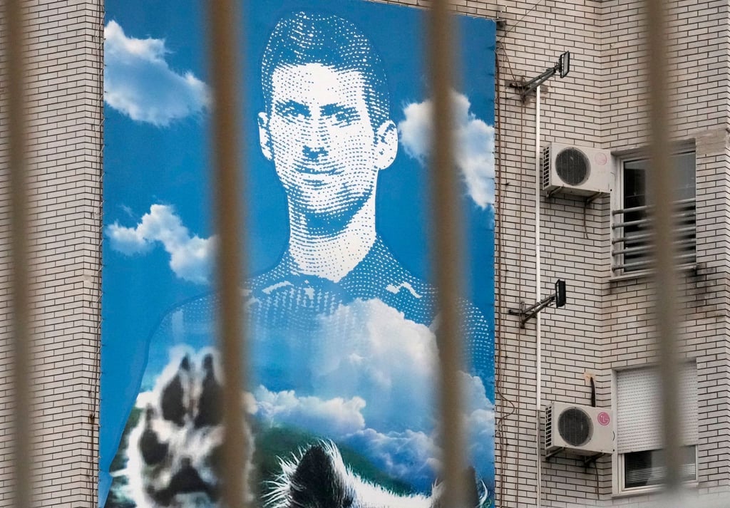 Ein Wandplakat des serbischen Tennisstars Novak Djokovic in Belgrad.