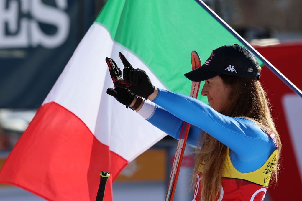 Abfahrerin Sofia Goggia feiert ihren Sieg in Val d'Isere.