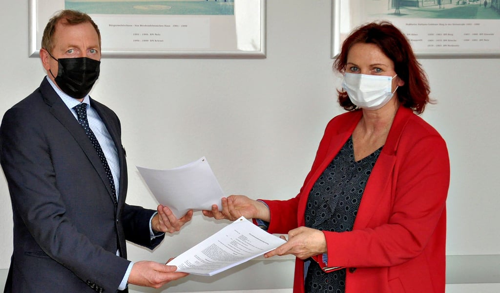 Theaterfördervereinschefin Bianca Görke (rechts) und Oberbürgermeister Sven Wagner stehen auch gemeinsam in der Öffentlichkeit. Hier wurde zuletzt der Grundstücküberlassungsvertrag für das Salzlandtheater übergeben.