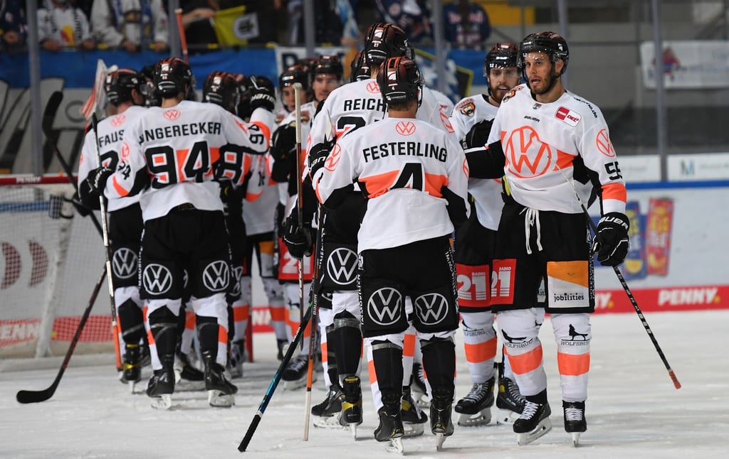 Das gesamte Eishockey-Team der Grizzlys Wolfsburg muss aufgrund einiger Corona-Fälle in häusliche Quarantäne.