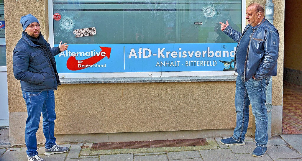 AfD-Landtagsmitglied Gordon Köhler (links) und Dirk Tischmeier, AfD Fraktionsvorsitzender im Zerbster Stadtrat, begutachten den Schaden an ihrem Zerbster Wahlkreis- und Bürgerbüro.