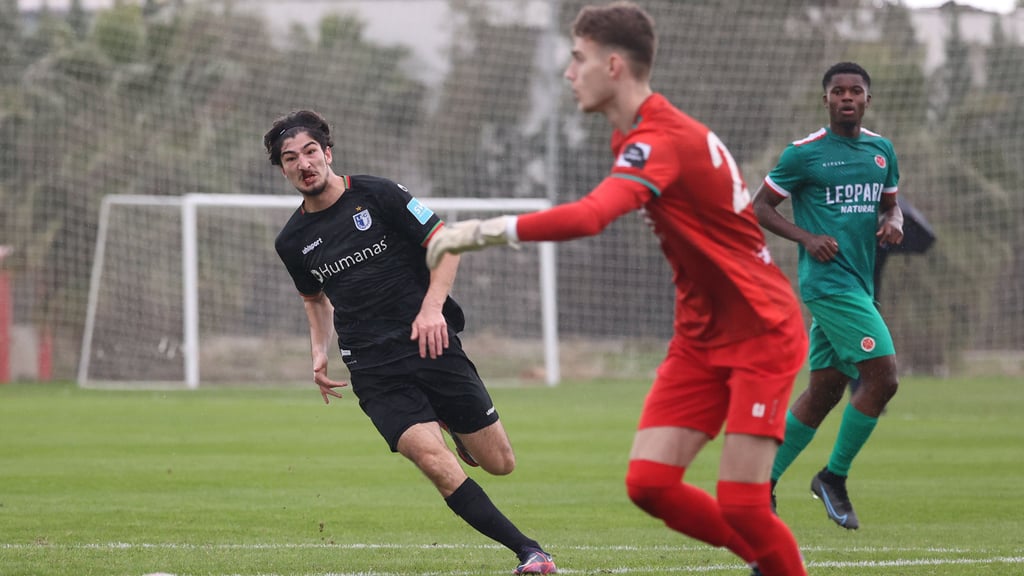 Testspieler Ensar Arslan (links) konnte sich beim 1. FC Magdeburg nicht für einen Vertrag empfehlen.