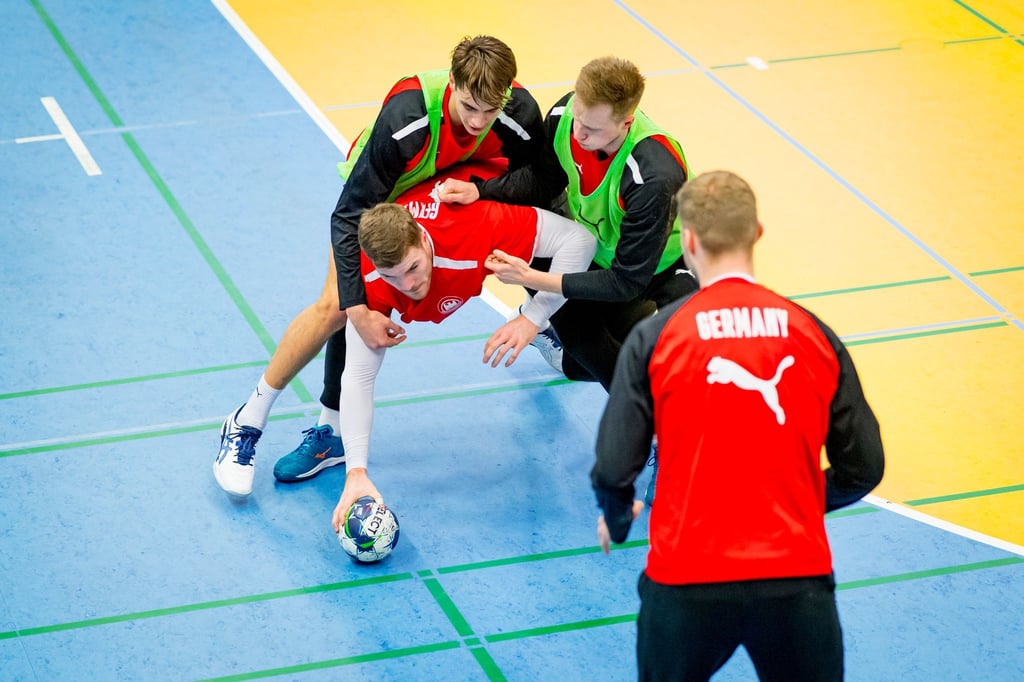 Johannes Golla (M) beim Training mit der deutschen Handball-Natonalmannschaft.