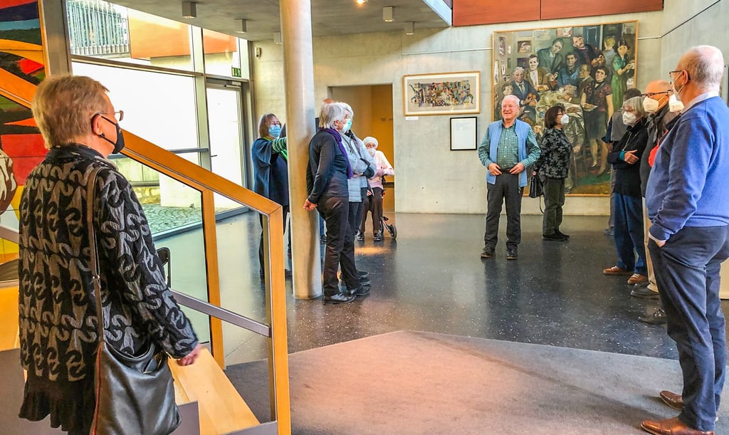 Am Wochenende hatte Kurator Peter Arlt zu einer letzten Führung durch die Ausstellung eingeladen. Das ist der Moment, in dem er bemerkt, dass auch Ingrid Sitte (l.), Willi Sittes Ehefrau, anwesend ist.