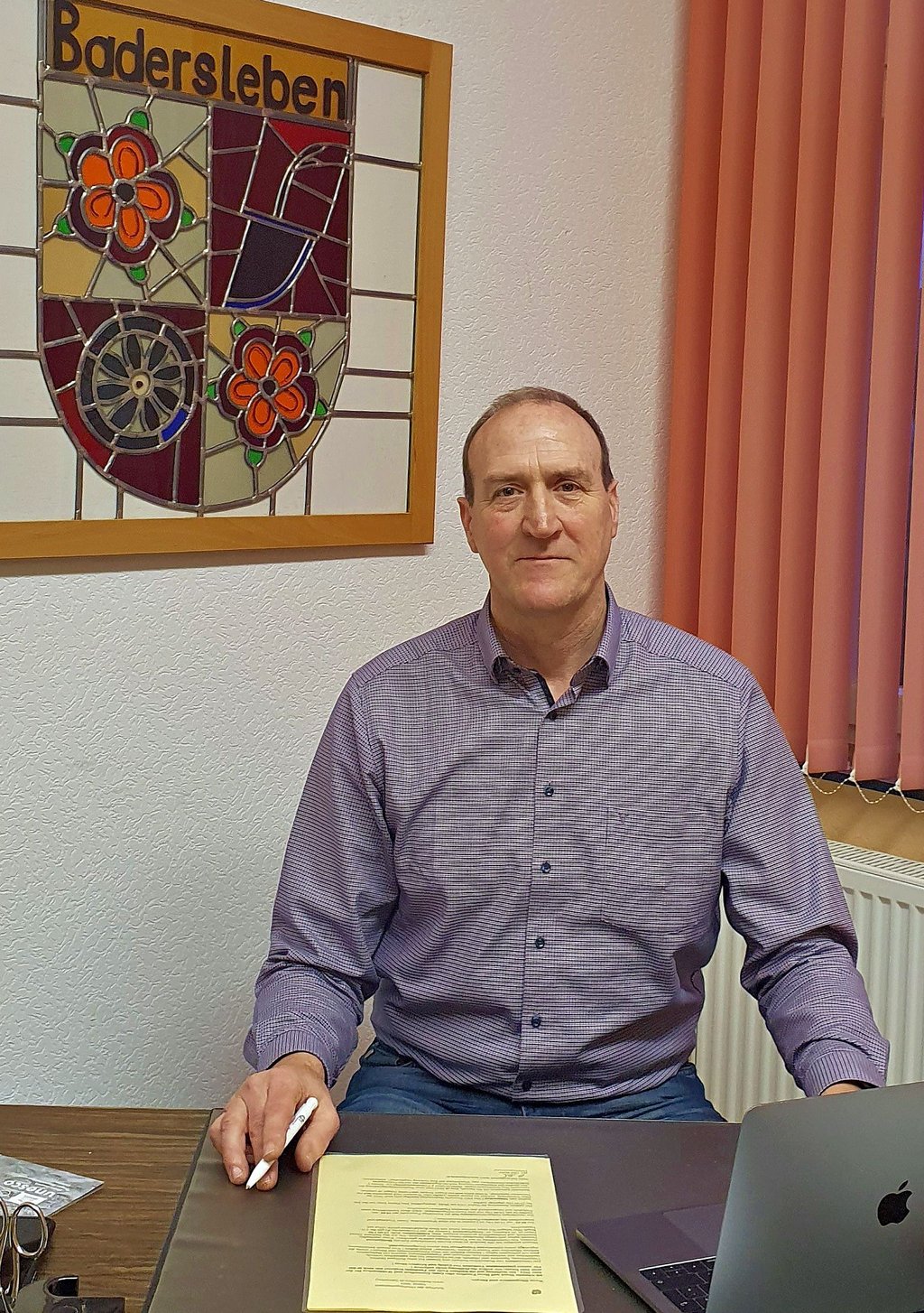 Olaf Beder, Ortsbürgermeister von Badersleben, in seinem Amtszimmer.