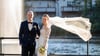 Egal, ob Schnapszahl oder nicht: Die Hochzeit soll zu einem unvergesslichen Tag werden - wie bei Lisa und Kieran Schneider.