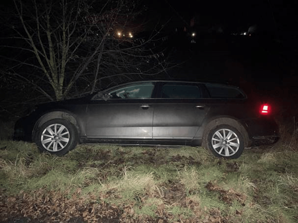 Der VW Passat wurde im Straßengraben nahe der Beetzendorfer Lindenstraße aufgefunden.