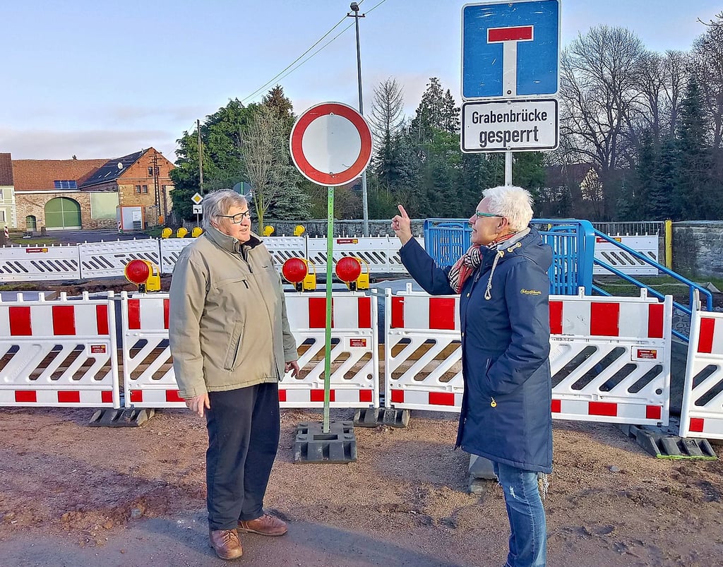 Ortsbürgermeisterin Annette Fink-Drache im Gespräch mit Konrad Wischeropp vor der noch gesperrten GRabenbrücke.