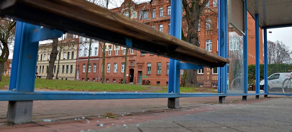 Die Fensterscheiben an dieser Bushaltestelle in Stendal wurden zum wiederholten Male von Vandalen zerstört. Ersetzt werden sie nicht mehr.