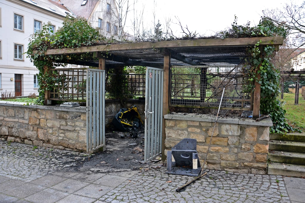In diesem Müllhaus auf dem Hof der Hselopstraße sind gleich Müllcontainer in Flammen aufgegangen.