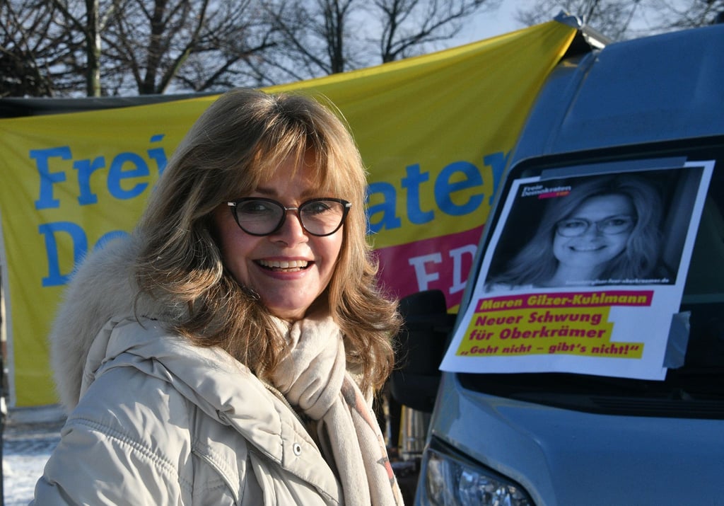 Maren Gilzer-Kuhlmann bei einem Wahlkampfauftritt vor ihrem Info-Mobil.